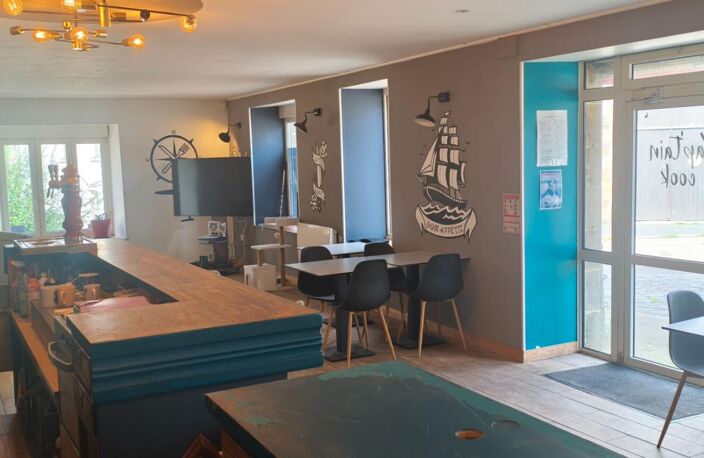 Plougonver, Bien à usage mixte Bar/Restaurant/Appartement T4 + terrain constructible avec hangar et dépendances — photo 4