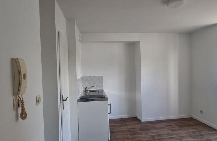 Appartement Nantes 1 P . 16.11 M² . Salle d'eau avec toilettes — photo 3
