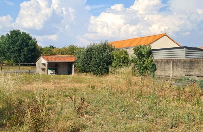 Terrain constructible La Chapelle Heulin 621 M² avec abri de jardin (17 M²) et préau (14 M²) — photo 2
