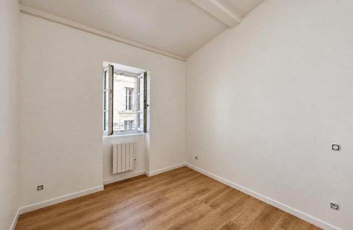 NANSOUTY : T4 en duplex rénové de 61 m² avec 3 chambres, dans une rue calme. — photo 5
