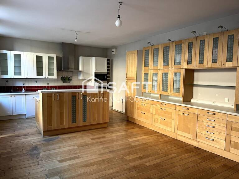 Grande maison en coeur de ville avec garage et patio — photo 1