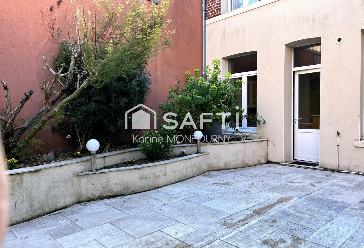 Grande maison en coeur de ville avec garage et patio — photo 1