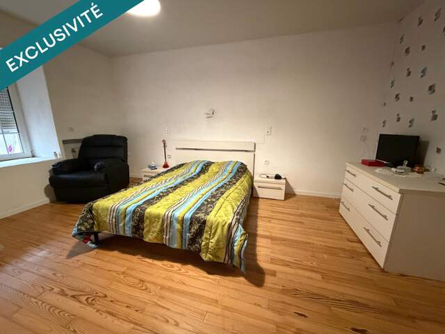 Maison mitoyenne de ville avec garage — photo du bien
