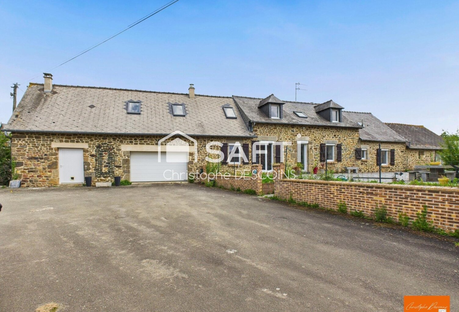 Mayenne  Ensemble de 3 longères en pierre sur 1,2 hectare avec vastes espaces de stockage — photo 1