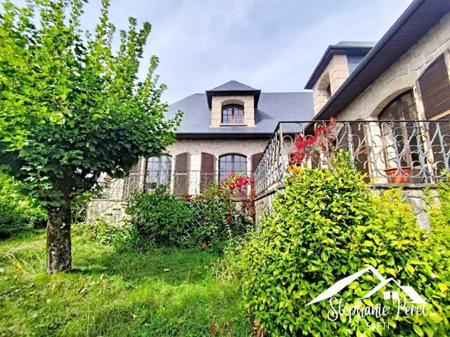 Maison en pierre de taille de 150 m² avec grand garage — photo du bien