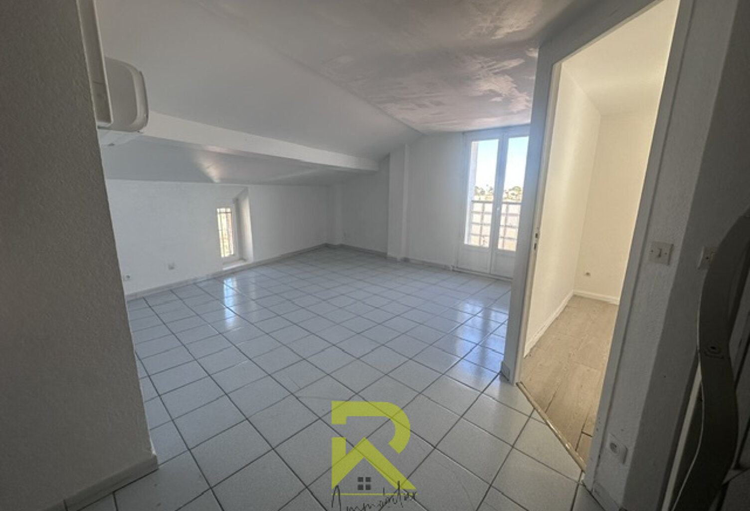 Appartement dans immeuble — photo 1