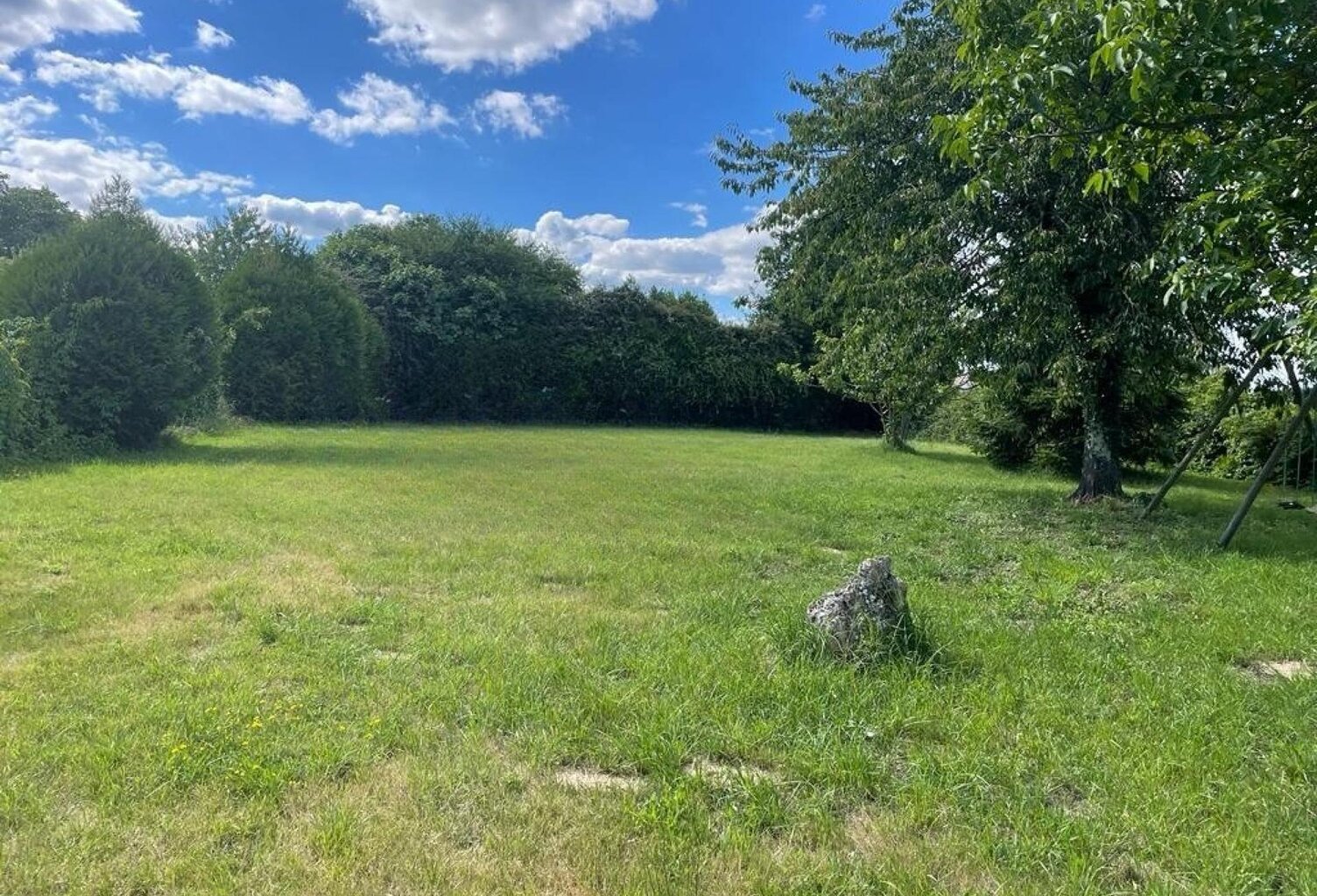 Terrain à bâtir de 690m2 à Villegouge. — photo 1