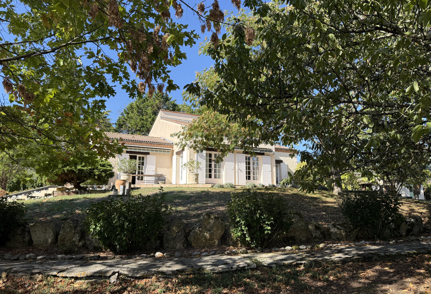 À Grézillac, maison de 145 m2 élevée sur sous-sol, implantée — photo 1