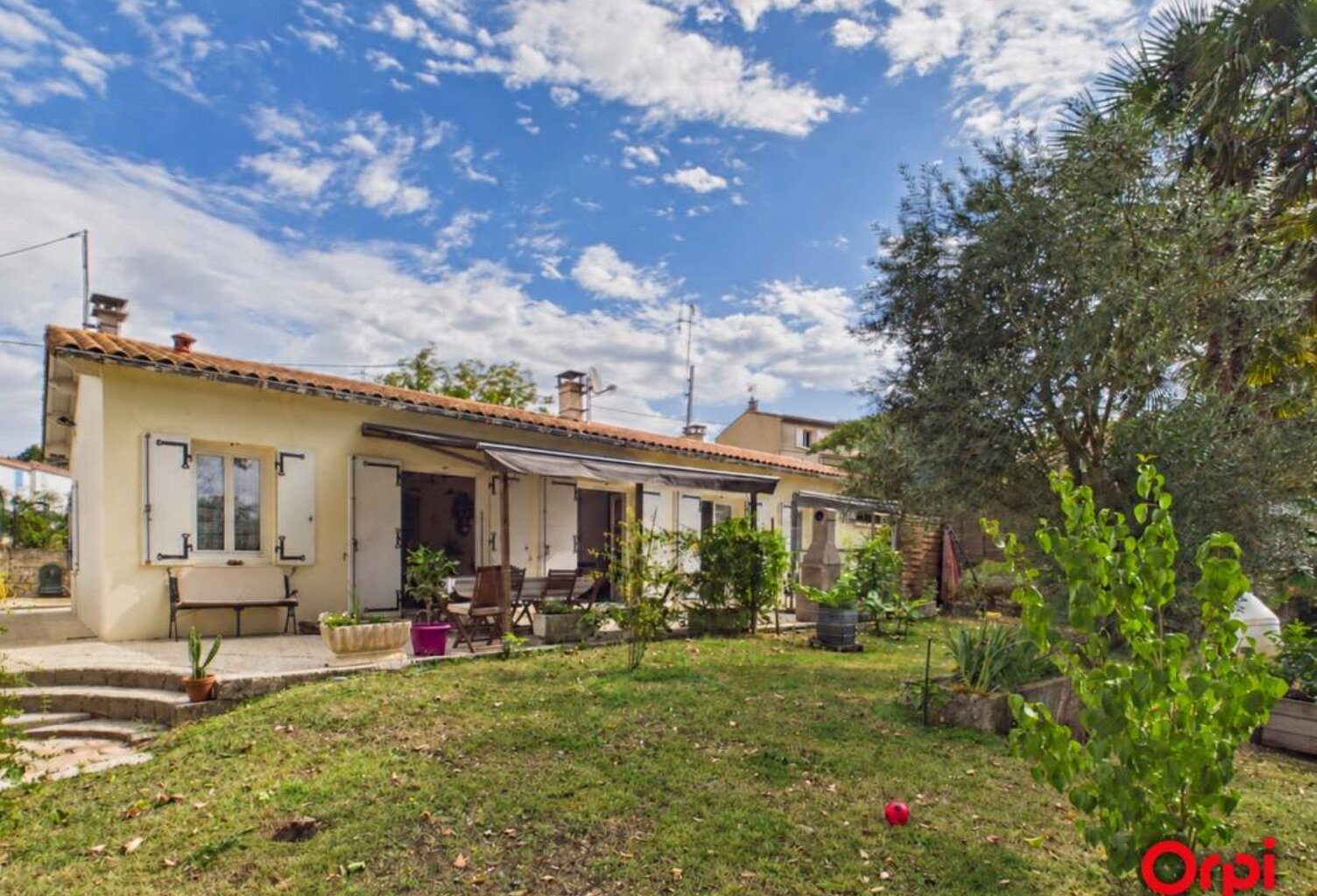 MAISON FAMILIALE AVEC JARDIN ET DOUBLE GARAGE, COMMERCES À PIED — photo 1