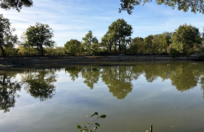 CHATEAU GUIBERT (85) CADRE IDYLLIQUE PARCELLE BOISEE DE LOISIR AVEC ETANG POISSONNEUX SUR 13000M² CLOS — photo 2