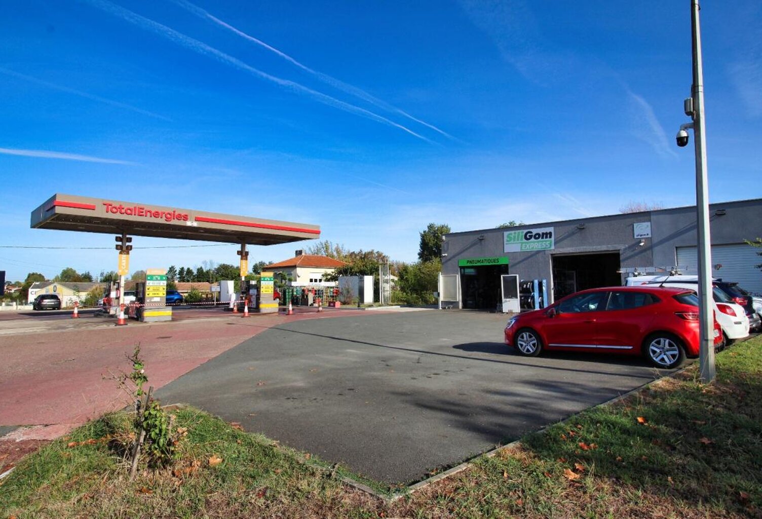 TRESSES – STATION-SERVICE ET GARAGE AUTOMOBILE – EMPLACEMENT N°1 – MURS ET FONDS — photo 1