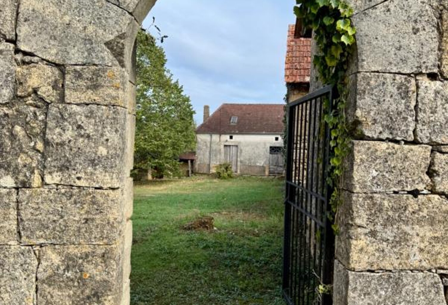 Corps de ferme du XVIIIe siècle, cour intérieure et nombreuses dépendances — photo 1
