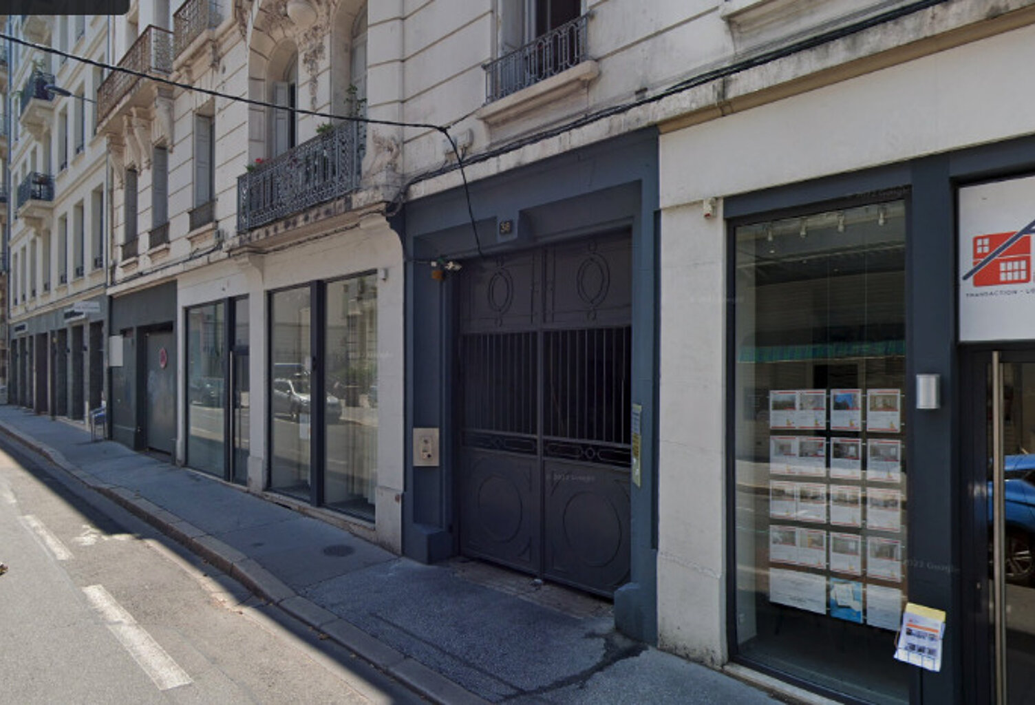 Stationnement séurisé  dans un secteur recherché — photo 1