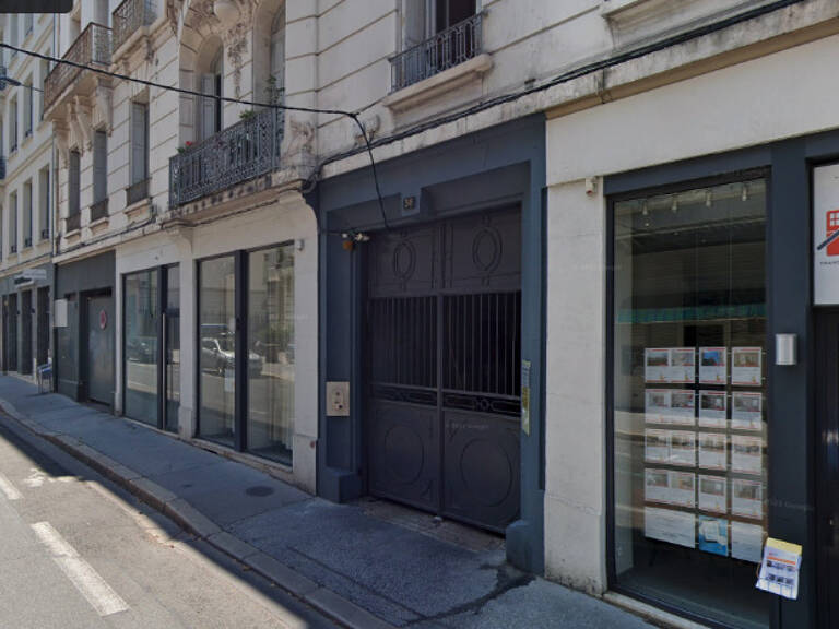 Stationnement séurisé  dans un secteur recherché — photo 1