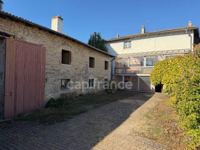 Maison ancienne en pierre de 117 m² avec vastes combles et grange en pierre — photo du bien