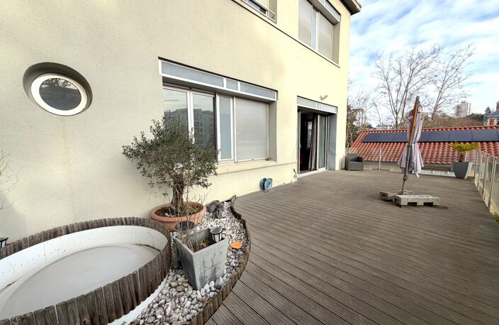 APPARTEMENT PROCHE COURS FAURIEL- 130M2 - 3 CHAMBRES - PARKING - TERRASSE 50M2 — photo 2