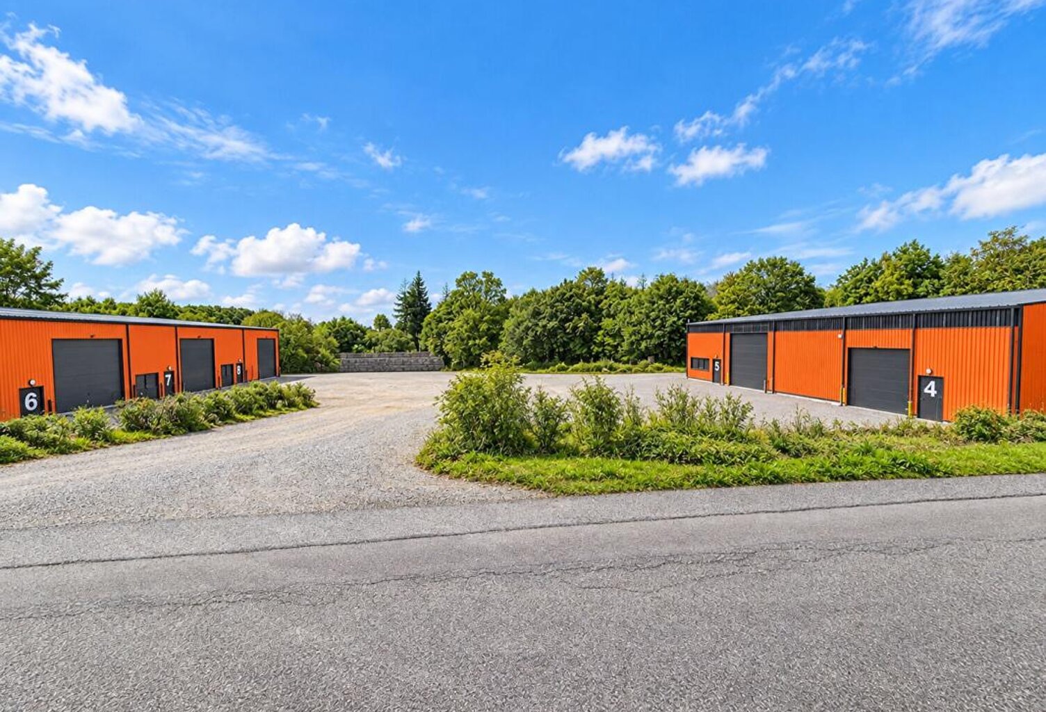 OPPORTUNITÉ INVESTISSEUR - 2 BÂTIMENTS D'ACTIVITÉ RÉCENTS - 8 CELLULES  (7 louées)  -1 054 M² - TERRAIN DE 10 802 M² — photo 1