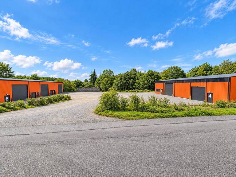 OPPORTUNITÉ INVESTISSEUR - 2 BÂTIMENTS D'ACTIVITÉ RÉCENTS - 8 CELLULES  (7 louées)  -1 054 M² - TERRAIN DE 10 802 M² — photo 1