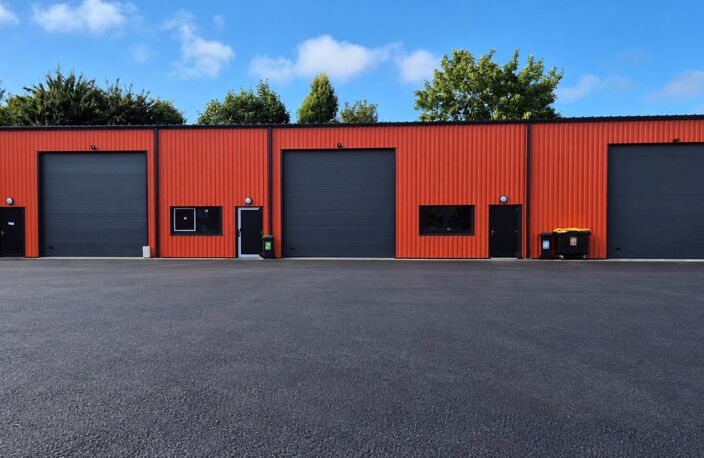 OPPORTUNITÉ INVESTISSEUR - 2 BÂTIMENTS D'ACTIVITÉ RÉCENTS - 8 CELLULES  (7 louées)  -1 054 M² - TERRAIN DE 10 802 M² — photo 2