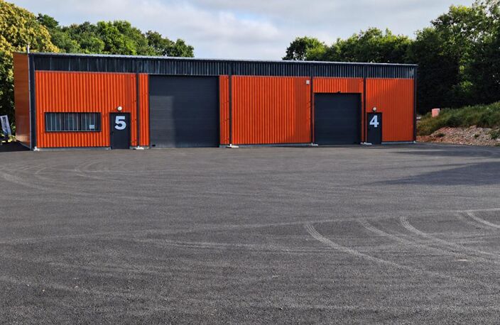 OPPORTUNITÉ INVESTISSEUR - 2 BÂTIMENTS D'ACTIVITÉ RÉCENTS - 8 CELLULES  (7 louées)  -1 054 M² - TERRAIN DE 10 802 M² — photo 3