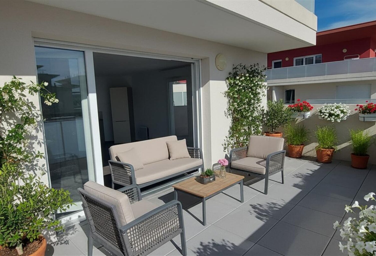 30.GARD.NIMES. Appartement de standing de 69 m² avec terrasse de 46 m² et double garage dans résidence sécurisée — photo 1