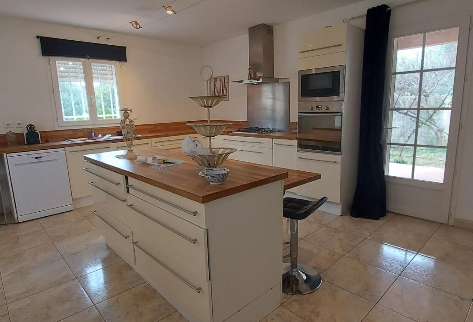 GARD. 30. GENERAC. Belle maison de 184 m2 de plain-pied sur terrain arboré de 1264 m² avec piscine — photo 1