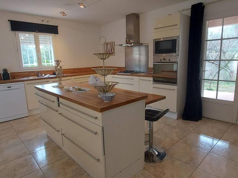 GARD. 30. GENERAC. Belle maison de 184 m2 de plain-pied sur terrain arboré de 1264 m² avec piscine — photo 1