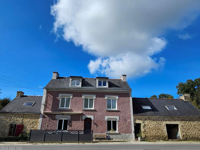 LANVÉNÉGEN - MAISON ET/OU COMMERCE DE CHARME DE 298M² - LUMINEUSE ET EN PARFAIT ÉTAT - SUR TERRAIN DE  PLAT DE 3.500 M2 - PRIX : 317.700 — photo du bien