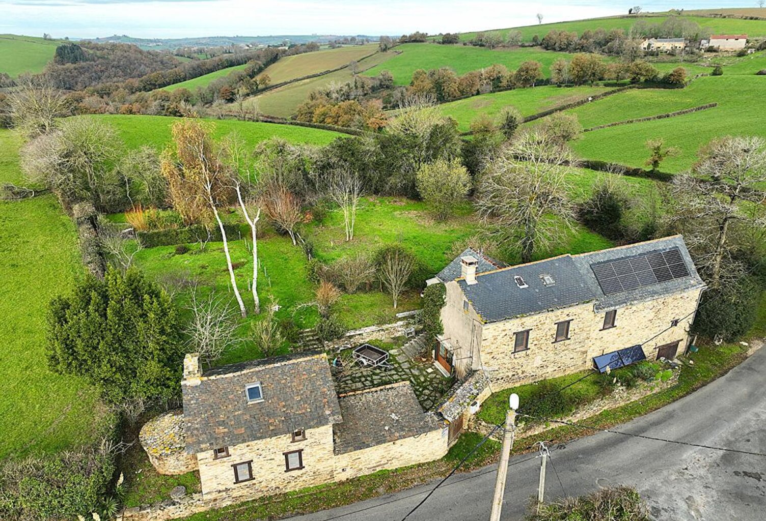Ensemble immobilier avec gîte et potentiel second gîte - Maison T7 de 211 m² sur terrain arboré — photo 1