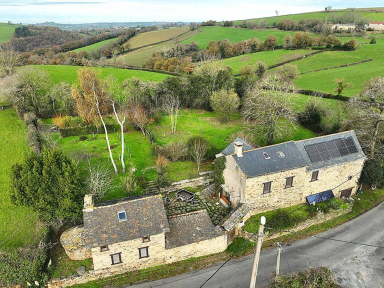 Ensemble immobilier avec gîte et potentiel second gîte - Maison T7 de 211 m² sur terrain arboré — photo 1