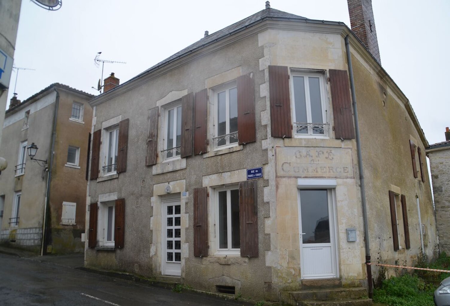 Immeuble avec 2 logements dont 1 loué - LA CAILLÈRE ST HILAIRE - 85410 — photo 1