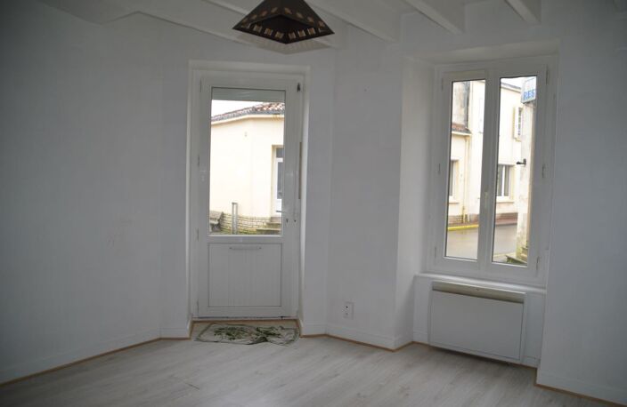 Immeuble avec 2 logements dont 1 loué - LA CAILLÈRE ST HILAIRE - 85410 — photo 2