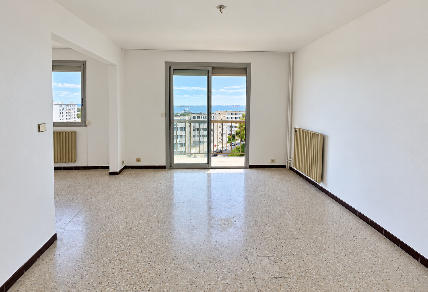 À vendre - Appartement Type 4 transformé en Type 3 - Vue mer — photo 1
