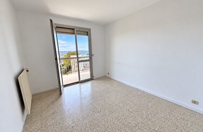 À vendre - Appartement Type 4 transformé en Type 3 - Vue mer — photo 5