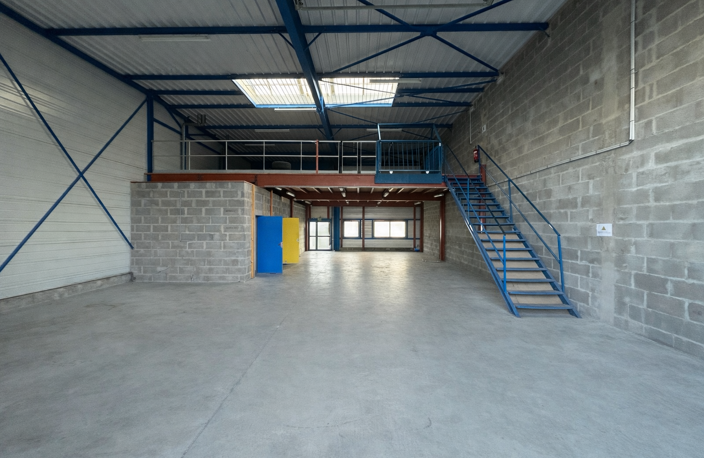 LOCAL D'ACTIVITE A VENDRE BEAUCOUZE — photo 2