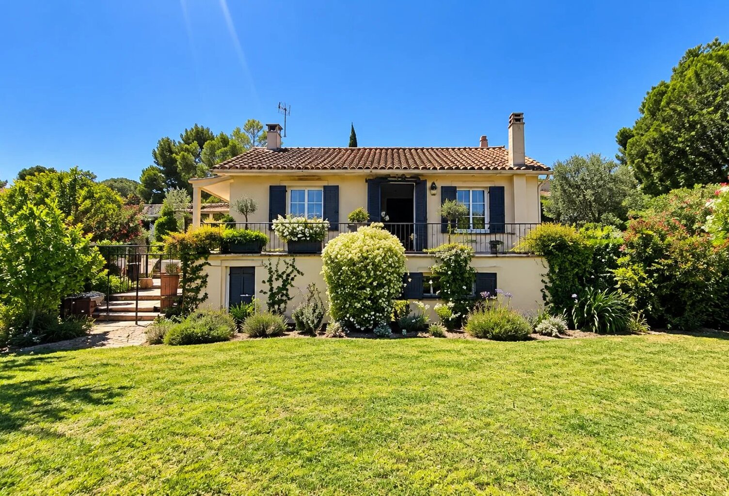 SAINT-RAPHAËL - VILLA INDIVIDUELLE SUR 910 M² DE TERRAIN PISCINABLE — photo 1