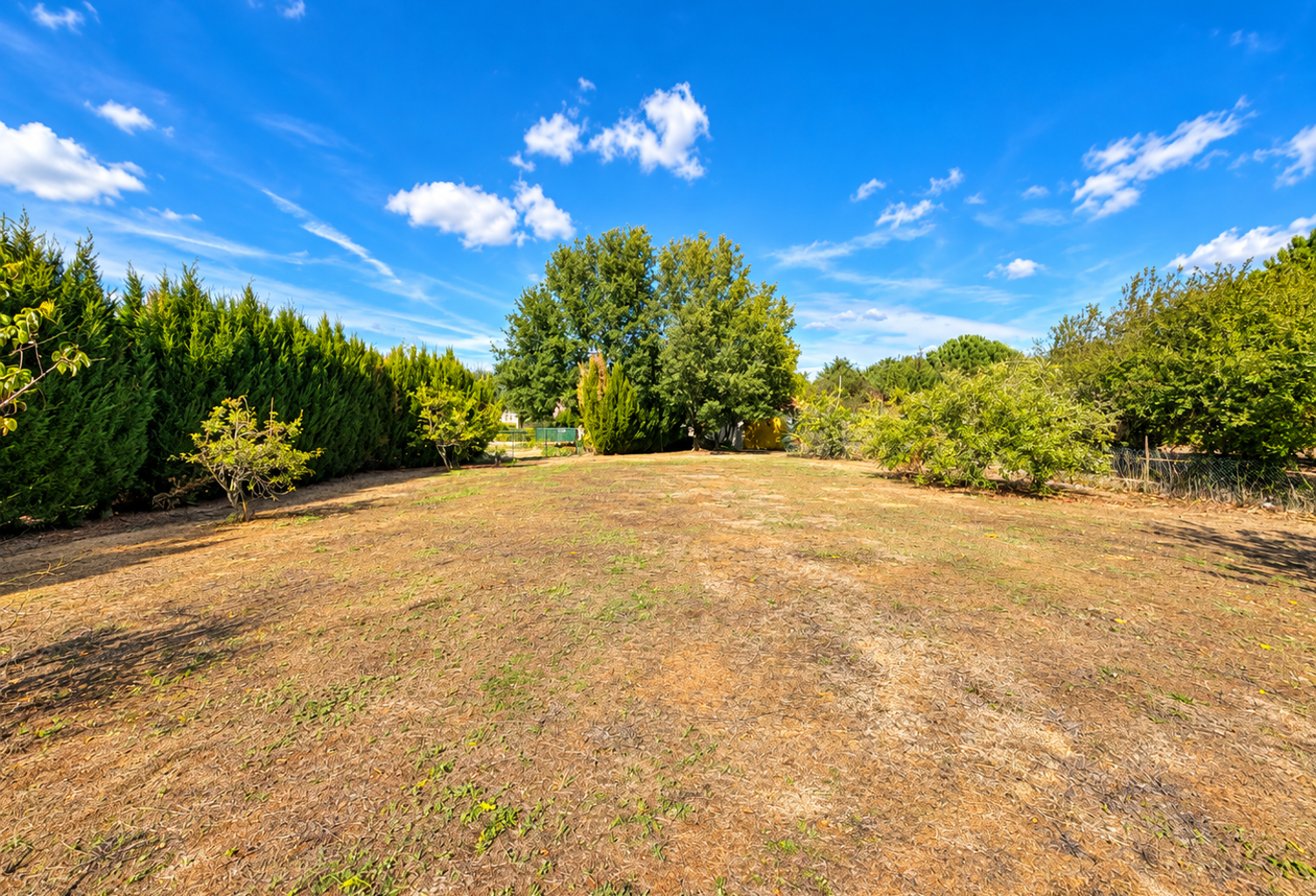 À VENDRE   Beau terrain constructible de 500 m2, au calme et — photo 1