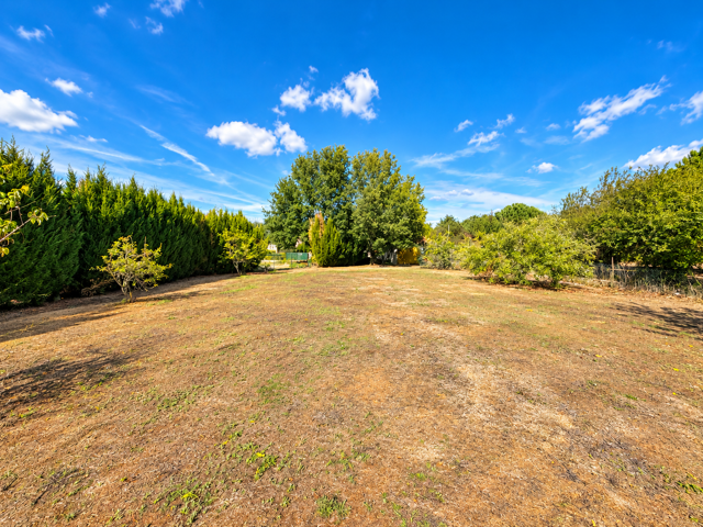 À VENDRE   Beau terrain constructible de 500 m2, au calme et — photo du bien