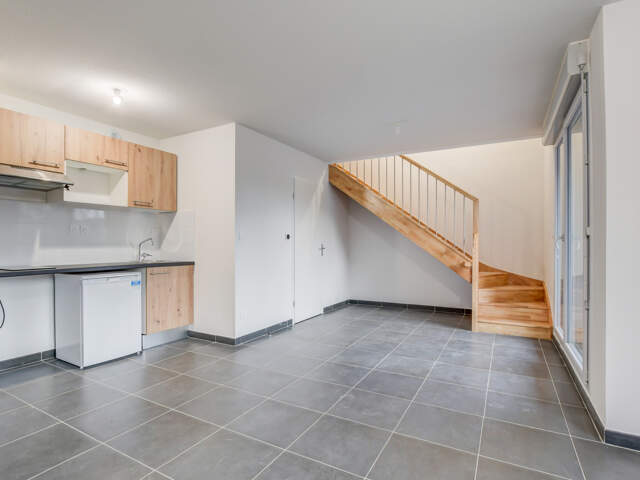 T2 duplex neuf, idéalement situé, avec balcon et parking — photo du bien