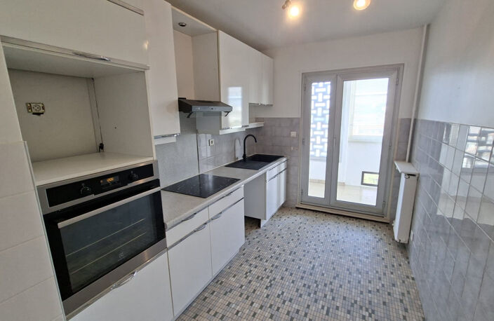 APPARTEMENT T4 AVEC GARAGE -91 M2 - QUARTIER MAZARGUES - STE — photo 3