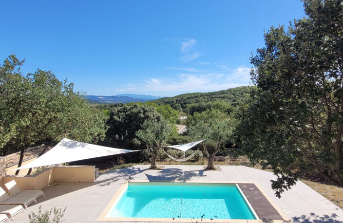 Villa type bastide  vendue meublée, Sh 192m² , terrain de 1150m² , piscine. — photo 3