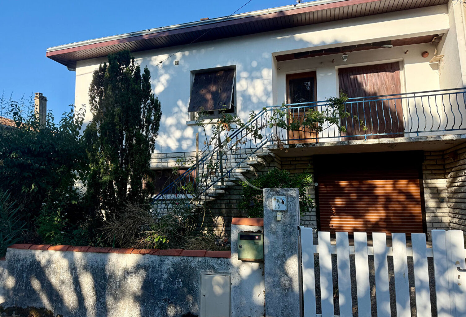 ROCHEFORT : Maison familiale 4 chambres avec jardin, garage et fort potentiel — photo 1