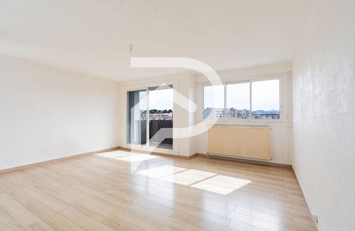 Appartement  4 pièce(s) 76 m2 Marseille 13005 — photo 2