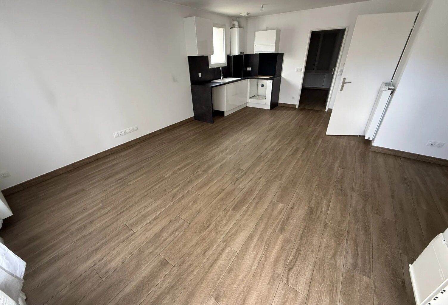 xclusivité GUY HOQUET  DE MORET : Bel appartement de 58 m2 au RDC d'un immeuble construit en 2021 avec son jardin clos — photo 1