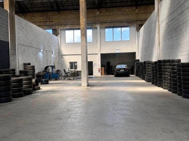 Location Hangar 550 m&sup2; — photo 1