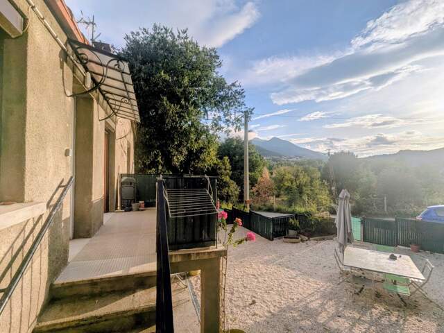 Maison parking, cour et 3 appartements — photo du bien