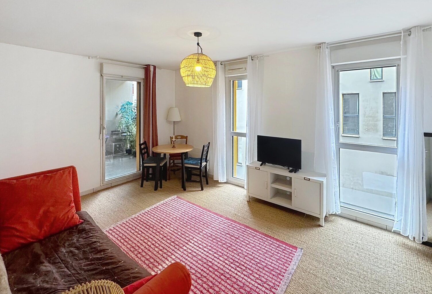 ? ROUBAIX CENTRE-VILLE | 2 pièces 44 m² | PARKING COUVERT ? À 2 pas de tout ! Parfait premier achat ou investissement ? — photo 1