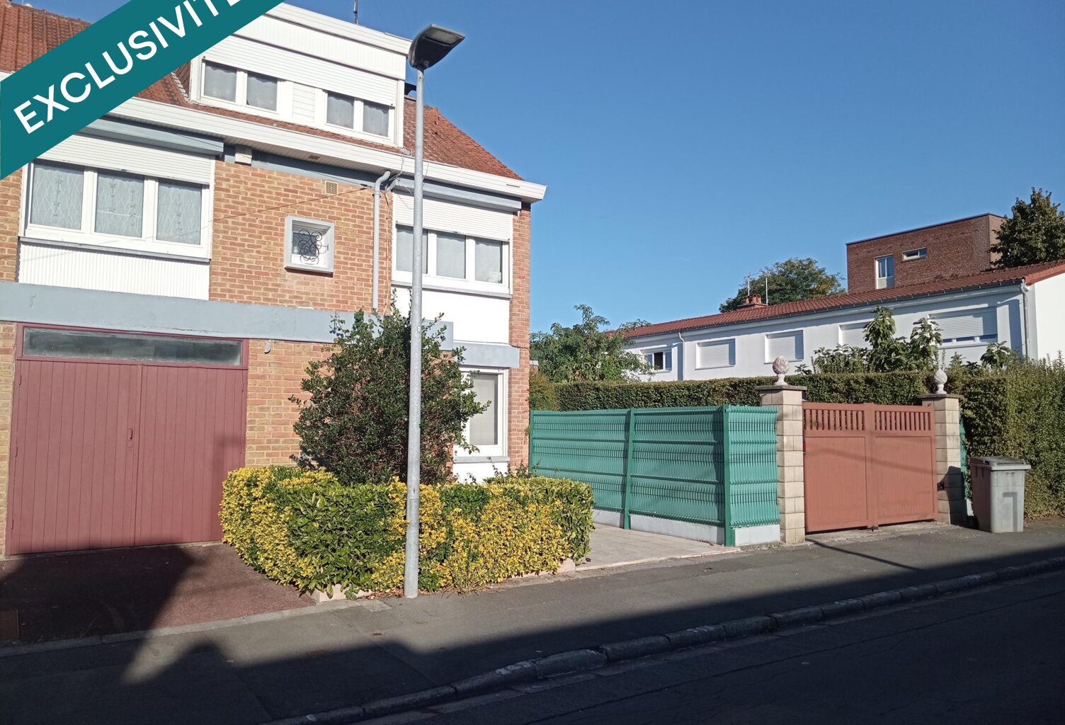 Située dans un quartier calme et agréable de Lys-Lez-Lannoy, la maison offre une surface importante, un jardin, un garage et une place de stationnement protégée par un portail électrique. La maison est sécurisée par une alarme et permet à une famille de 5 personnes d'avoir chacun son espace privé. — photo 1