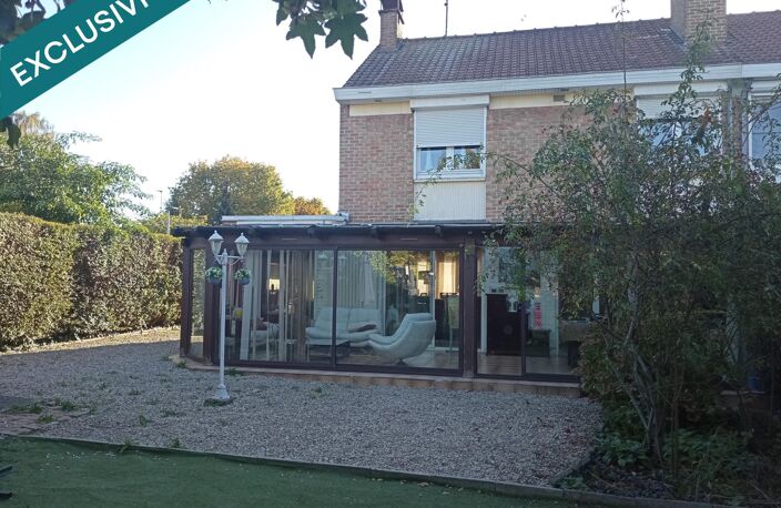 Située dans un quartier calme et agréable de Lys-Lez-Lannoy, la maison offre une surface importante, un jardin, un garage et une place de stationnement protégée par un portail électrique. La maison est sécurisée par une alarme et permet à une famille de 5 personnes d'avoir chacun son espace privé. — photo 2