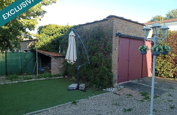Située dans un quartier calme et agréable de Lys-Lez-Lannoy, la maison offre une surface importante, un jardin, un garage et une place de stationnement protégée par un portail électrique. La maison est sécurisée par une alarme et permet à une famille de 5 personnes d'avoir chacun son espace privé. — photo 3